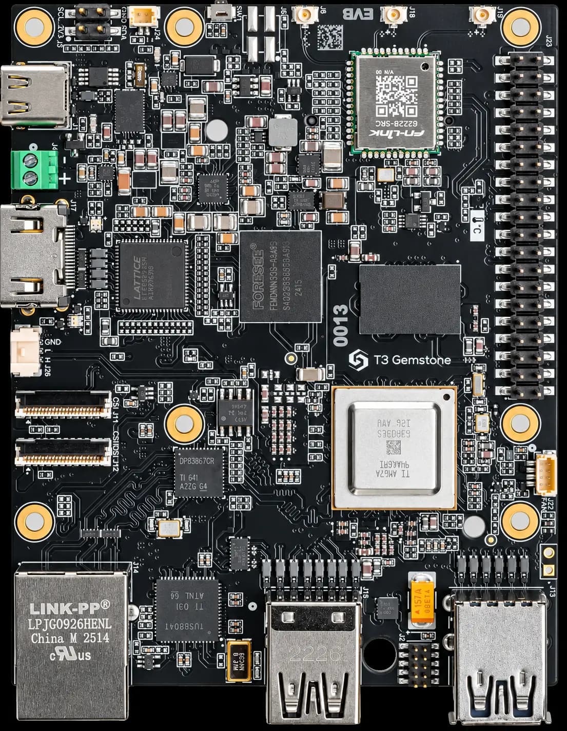 O1 kartı üzerindeki Texas Instruments AM67A işlemcisi, üzerindeki GemStone baskısı ve çevresindeki bileşenlerle birlikte yakın plan.