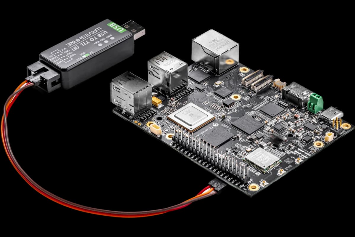 Seri ve Ethernet bağlantılarıyla bir dizüstü bilgisayara bağlanmış O1 kartı.
